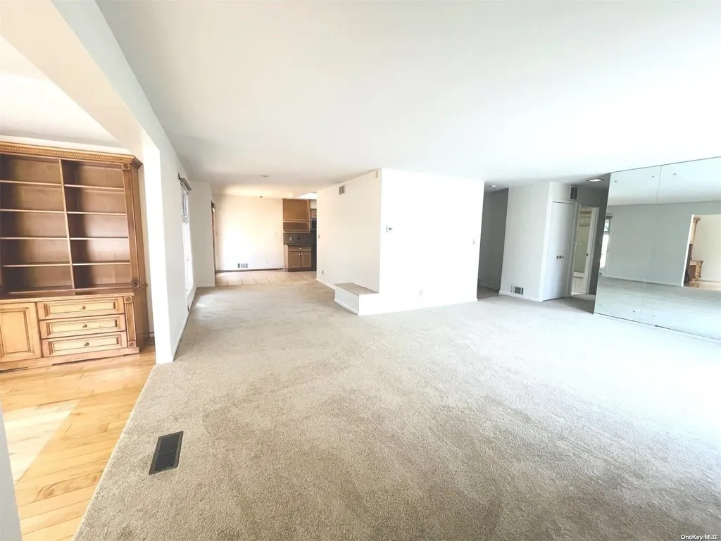 28 Kenneth Street Plainview NY 11803