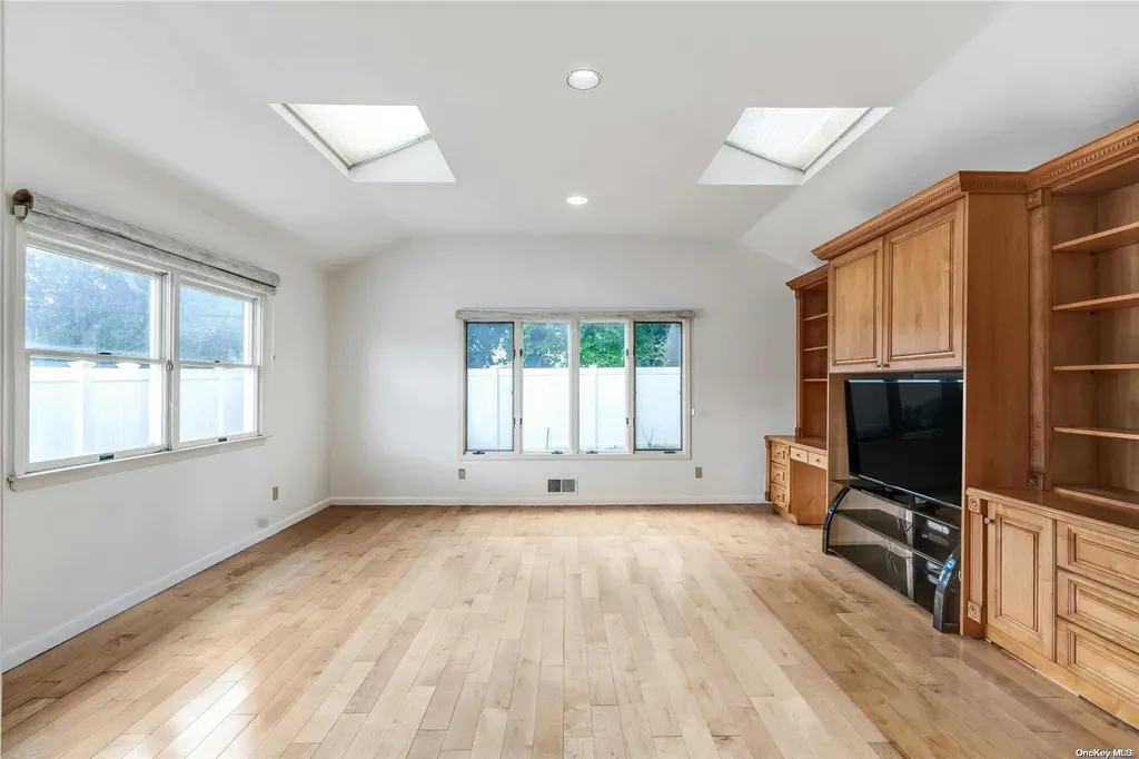 28 Kenneth Street Plainview NY 11803