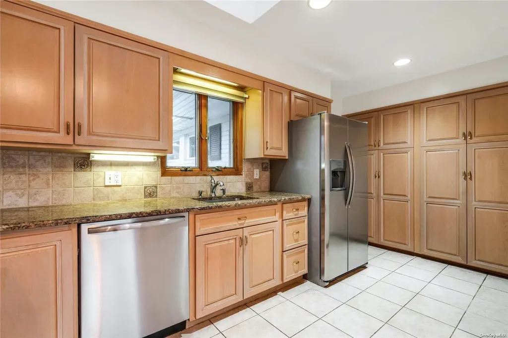 28 Kenneth Street Plainview NY 11803