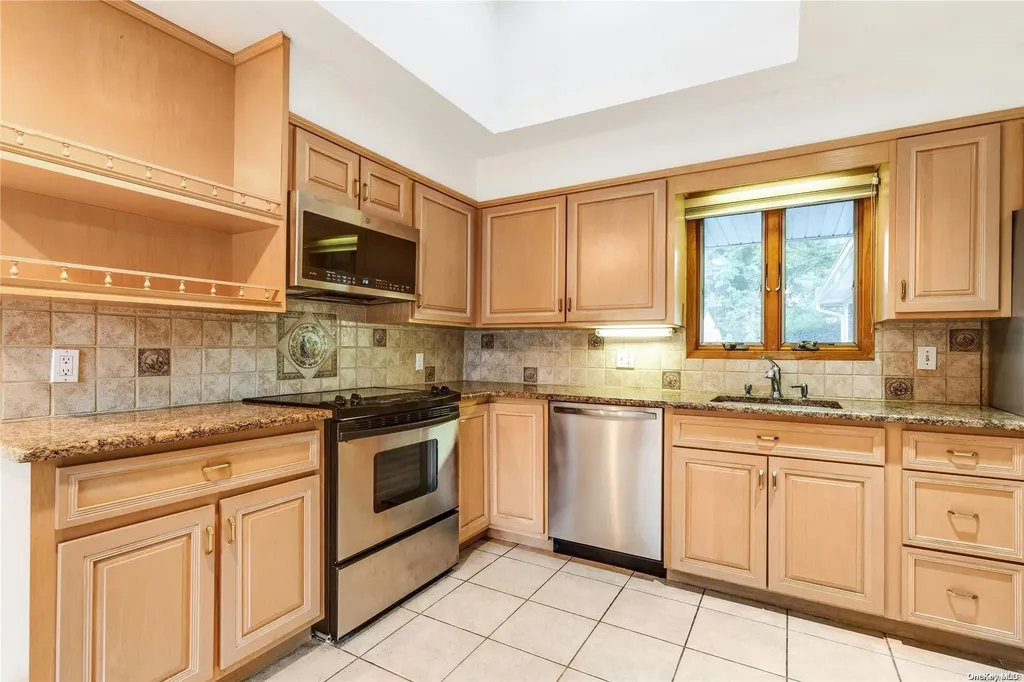 28 Kenneth Street Plainview NY 11803
