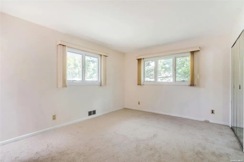 28 Kenneth Street Plainview NY 11803