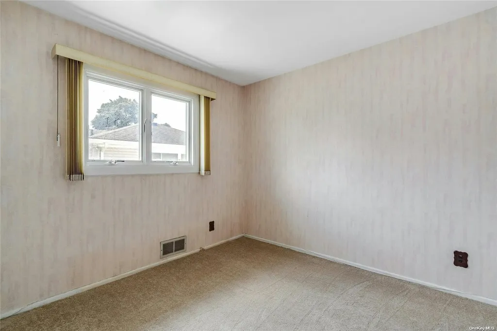28 Kenneth Street Plainview NY 11803
