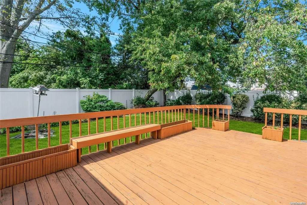 28 Kenneth Street Plainview NY 11803