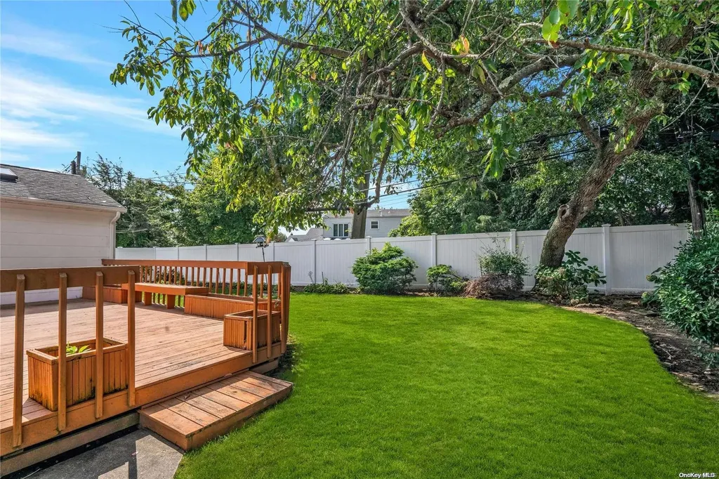 28 Kenneth Street Plainview NY 11803
