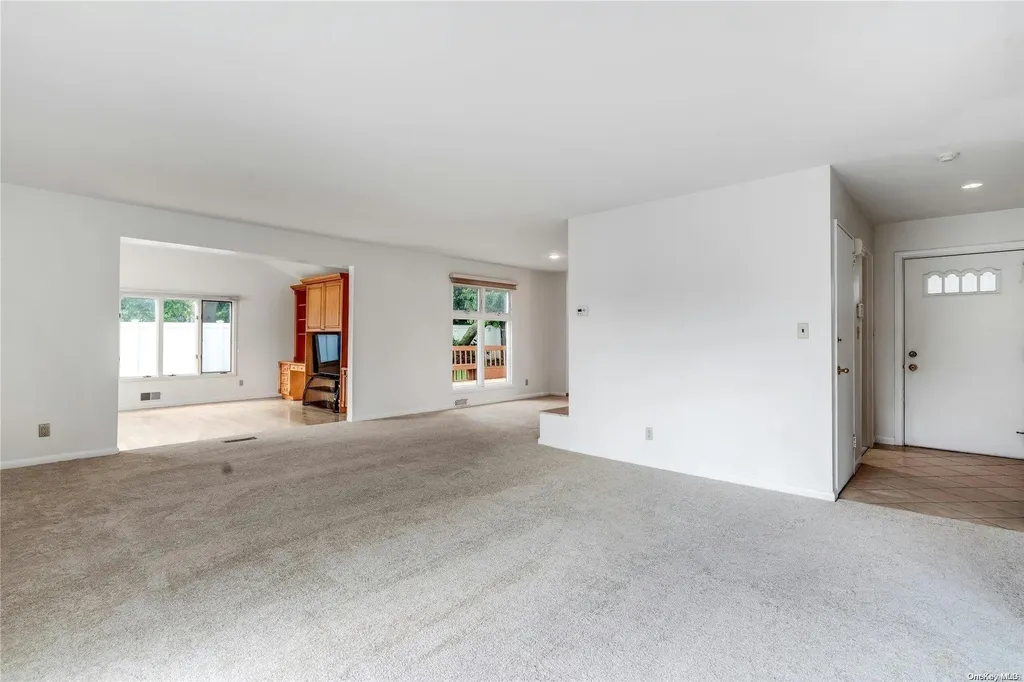 28 Kenneth Street Plainview NY 11803