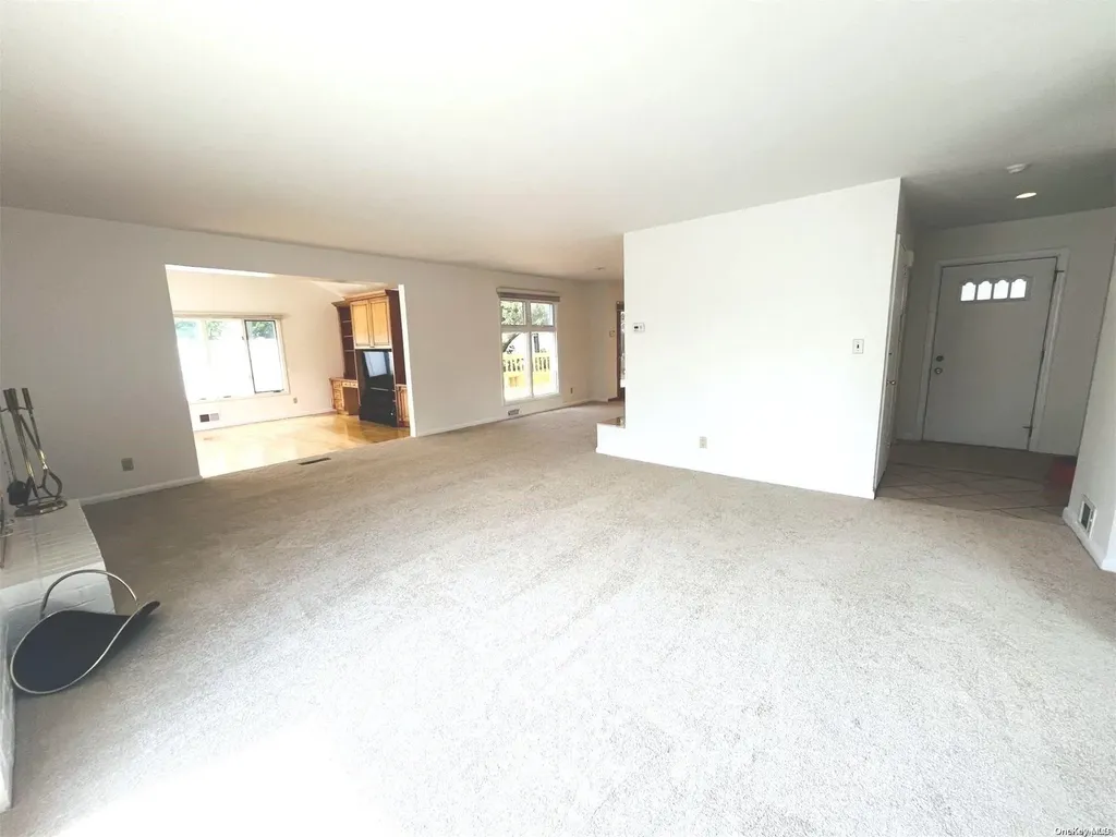 28 Kenneth Street Plainview NY 11803