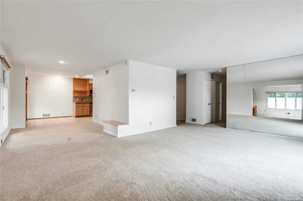 28 Kenneth Street Plainview NY 11803
