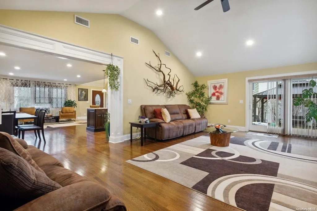 559 Donald Lane Woodmere NY 11598