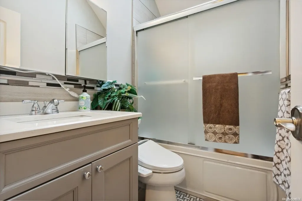 559 Donald Lane Woodmere NY 11598