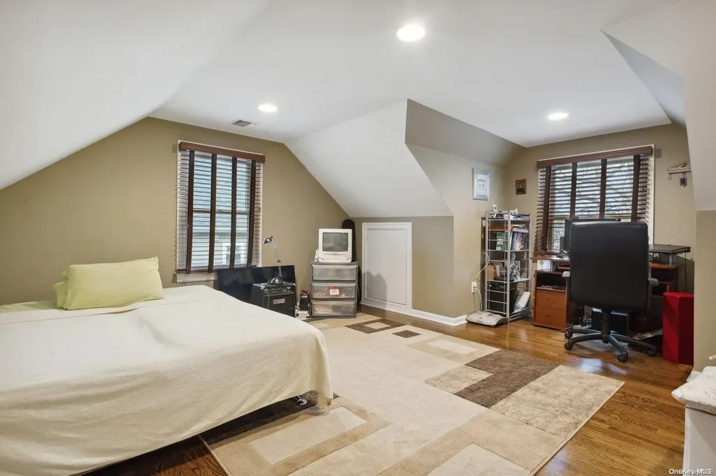 559 Donald Lane Woodmere NY 11598