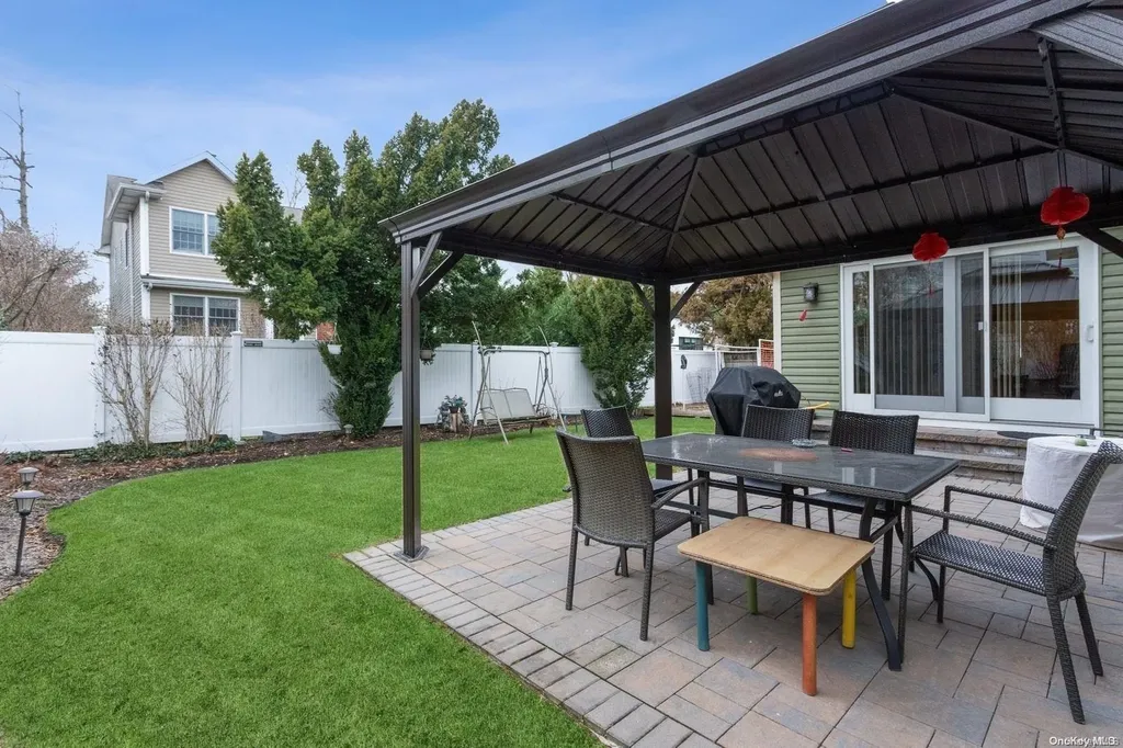 559 Donald Lane Woodmere NY 11598