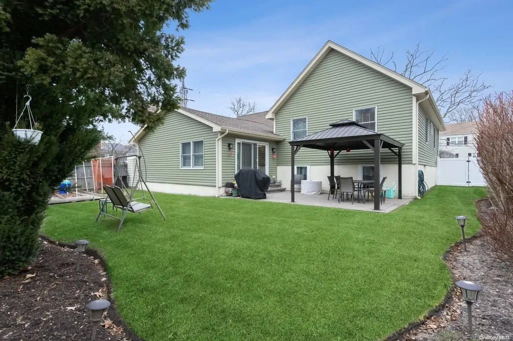 559 Donald Lane Woodmere NY 11598