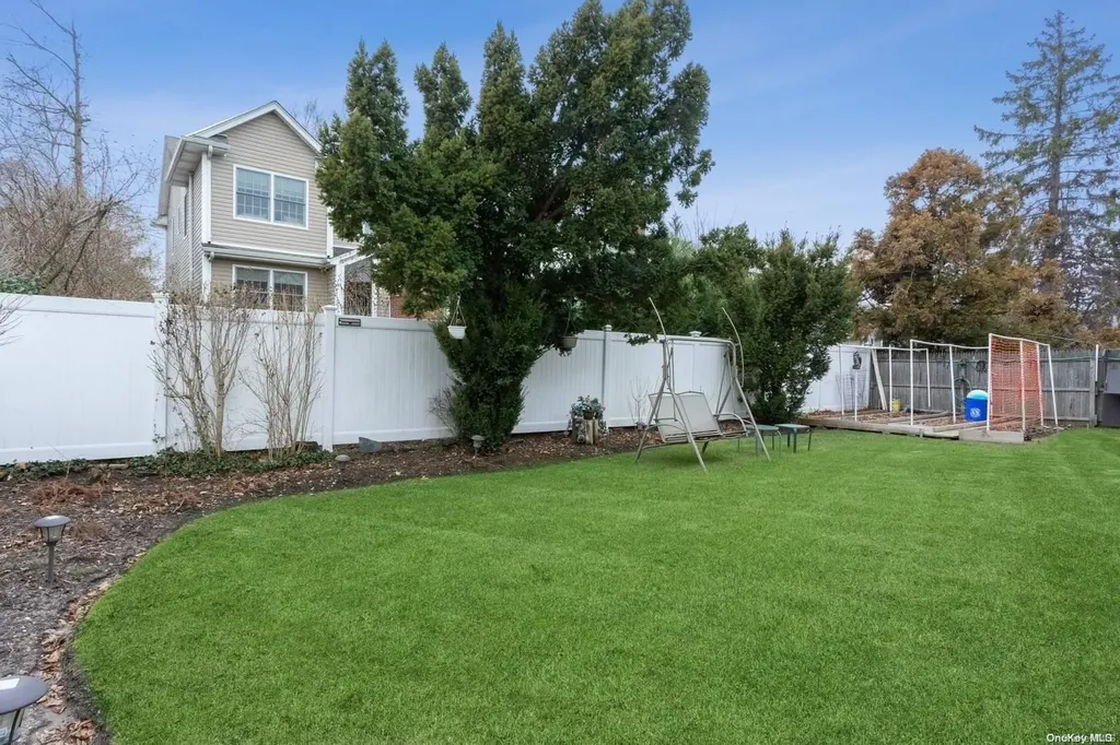 559 Donald Lane Woodmere NY 11598