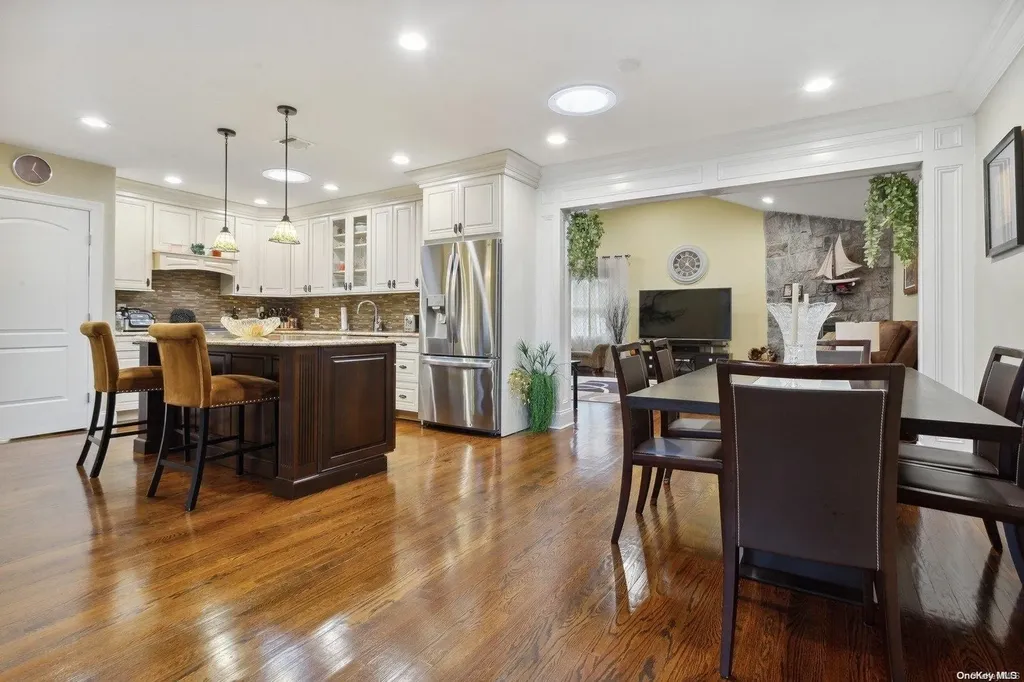 559 Donald Lane Woodmere NY 11598