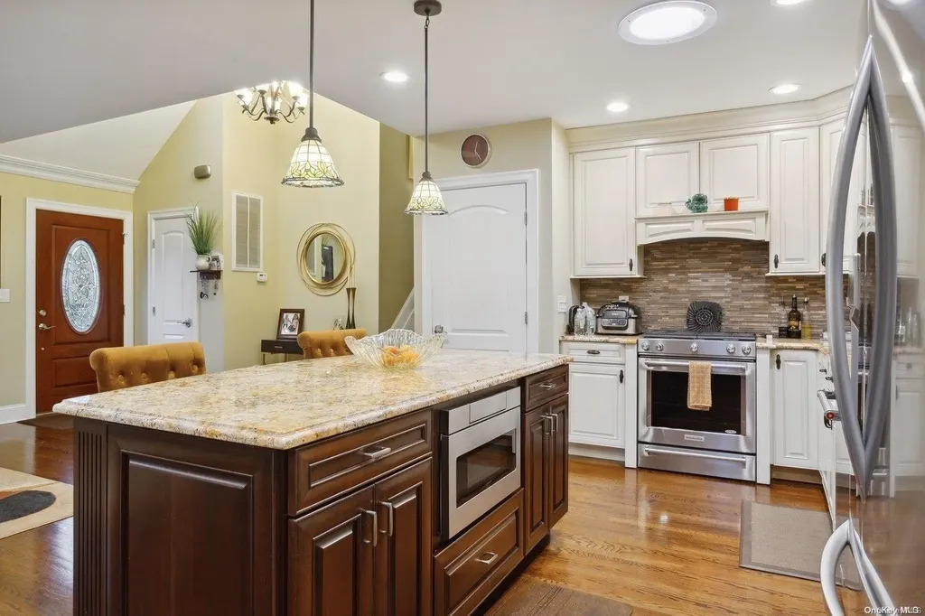 559 Donald Lane Woodmere NY 11598