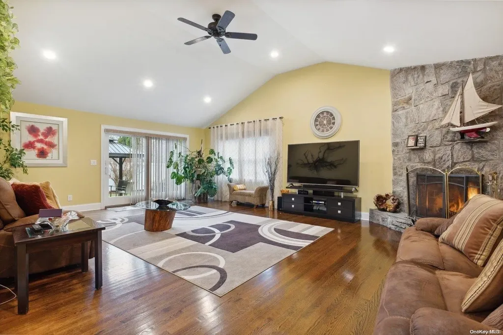 559 Donald Lane Woodmere NY 11598