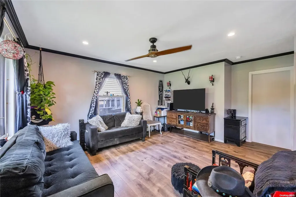 14 Rigger Lane Levittown NY 11756