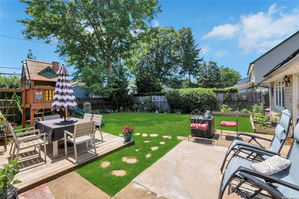 14 Rigger Lane Levittown NY 11756