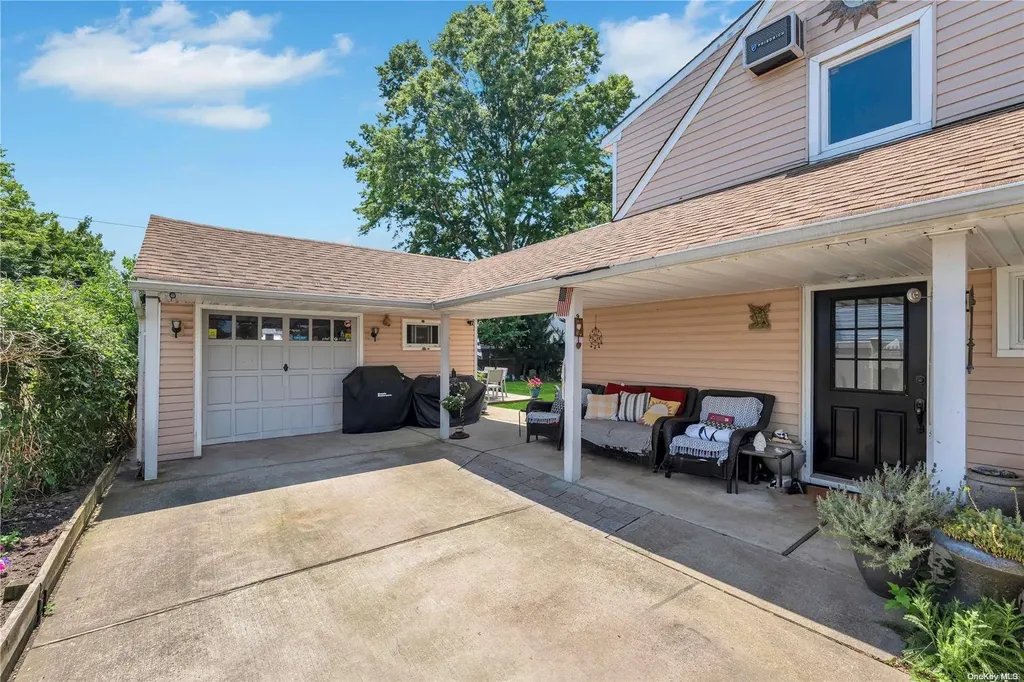 14 Rigger Lane Levittown NY 11756