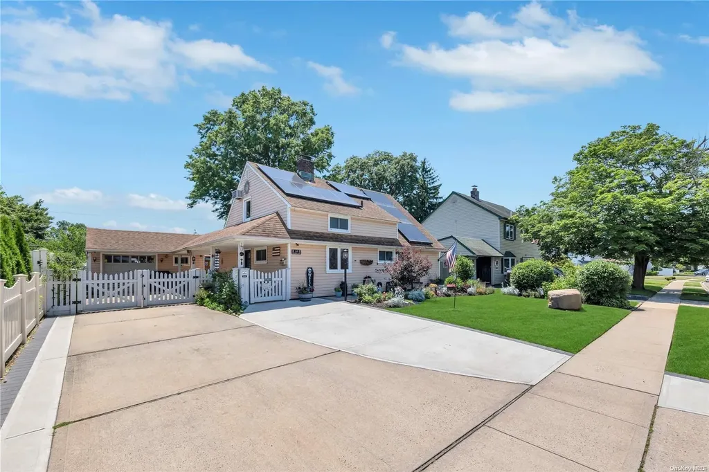 14 Rigger Lane Levittown NY 11756