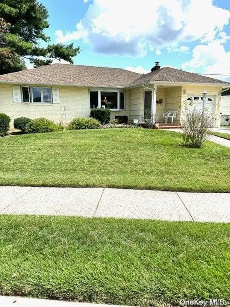 883 Balfour Street Valley Stream NY 11580