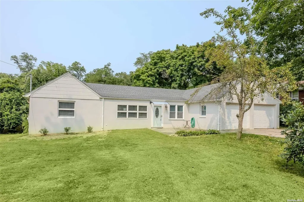 19 3rd Avenue Rocky Point NY 11778