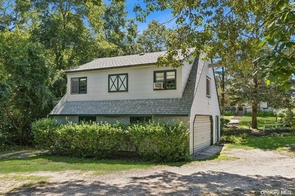 1487 Peconic Bay Boulevard Laurel NY 11948