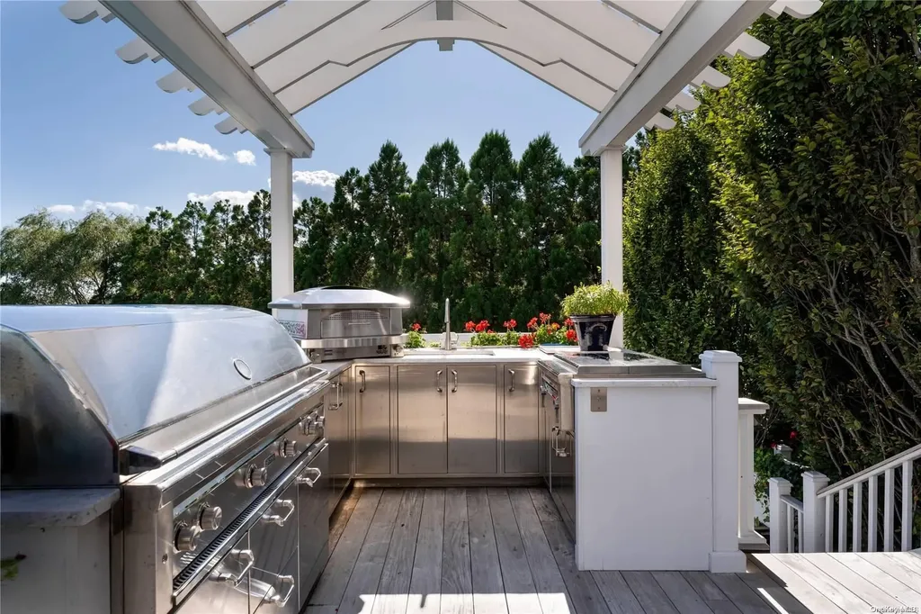60 Middle Pond Road Southampton NY 11968