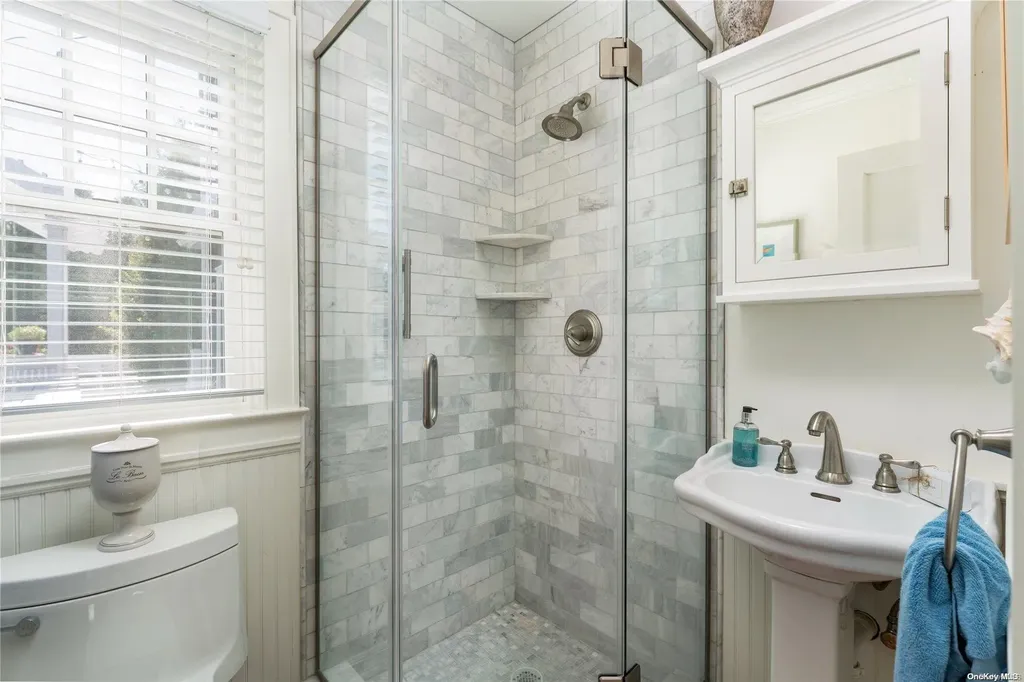 60 Middle Pond Road Southampton NY 11968