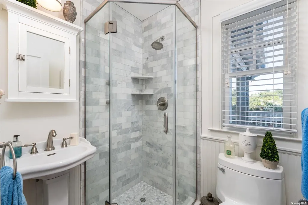 60 Middle Pond Road Southampton NY 11968