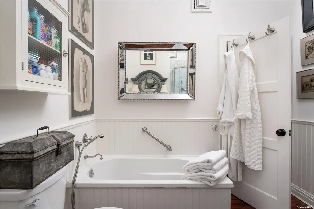 60 Middle Pond Road Southampton NY 11968