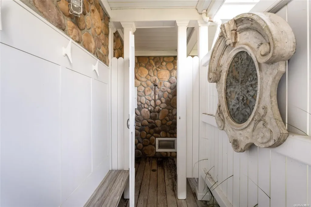 60 Middle Pond Road Southampton NY 11968