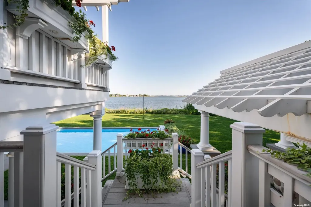 60 Middle Pond Road Southampton NY 11968