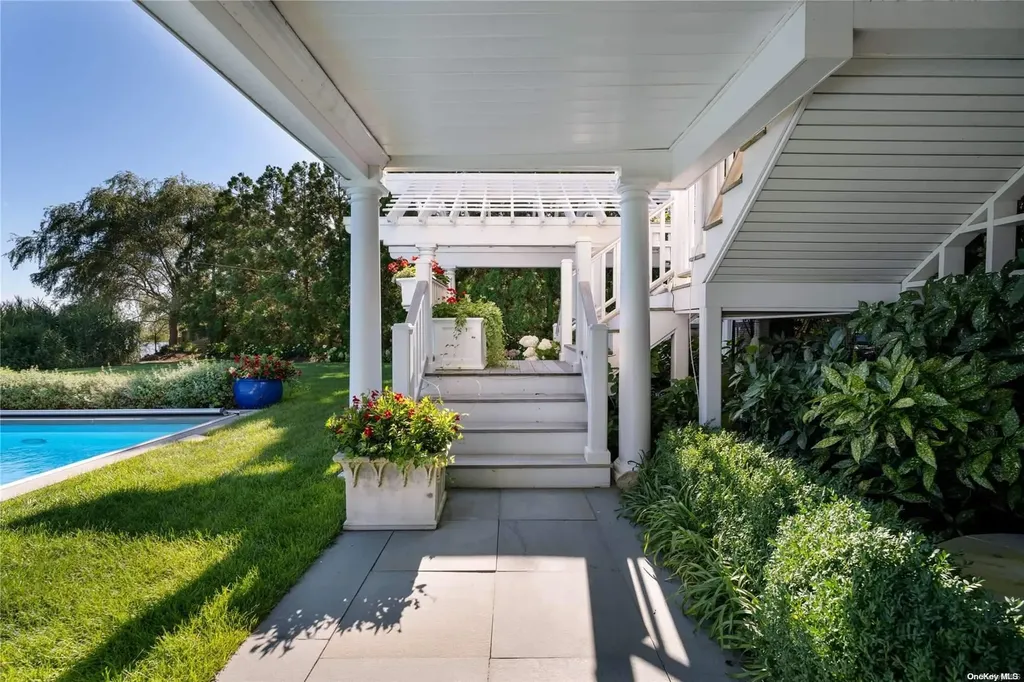 60 Middle Pond Road Southampton NY 11968