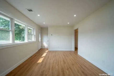 102 6th Street Lindenhurst NY 11757