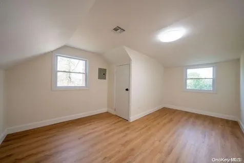 102 6th Street Lindenhurst NY 11757