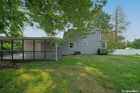 102 6th Street Lindenhurst NY 11757