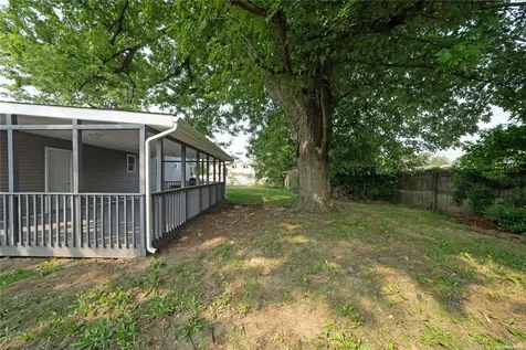 102 6th Street Lindenhurst NY 11757