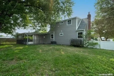 102 6th Street Lindenhurst NY 11757