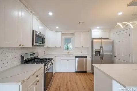 102 6th Street Lindenhurst NY 11757