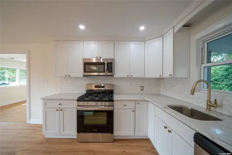 102 6th Street Lindenhurst NY 11757