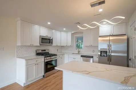 102 6th Street Lindenhurst NY 11757