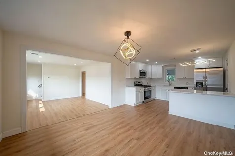 102 6th Street Lindenhurst NY 11757