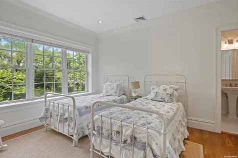 6 Assups Neck Lane Quogue NY 11959