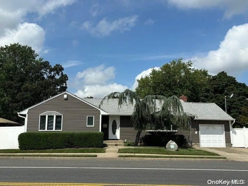 1488 Straight Path Lindenhurst NY 11757