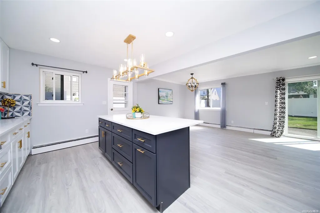 16 Hunt Place Bethpage NY 11714