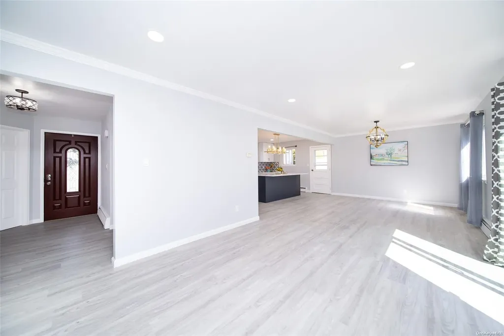 16 Hunt Place Bethpage NY 11714