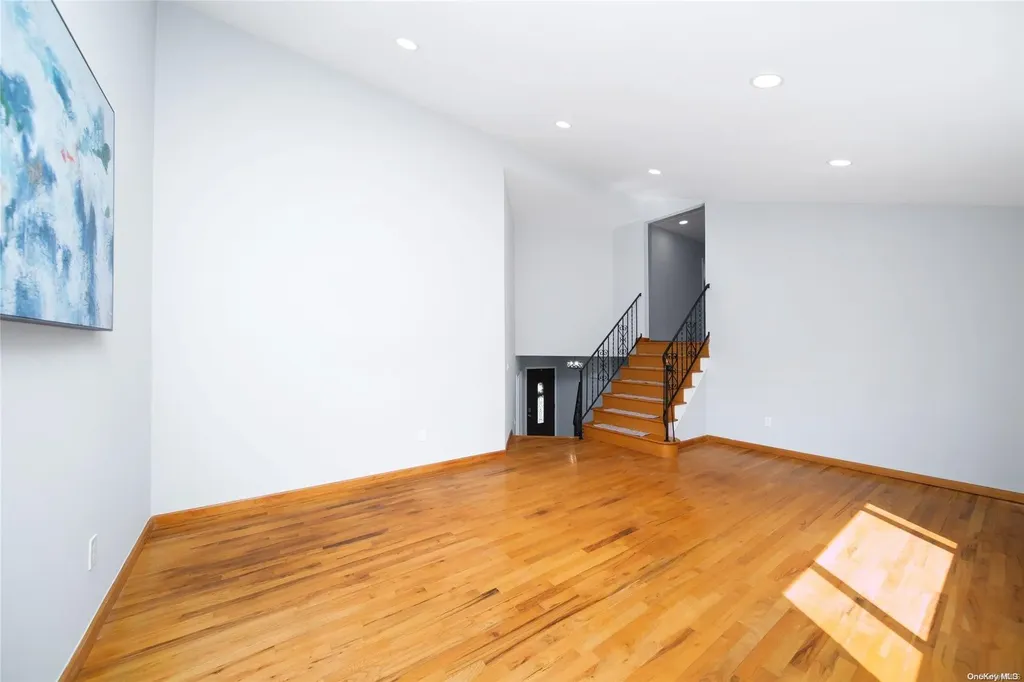 16 Hunt Place Bethpage NY 11714