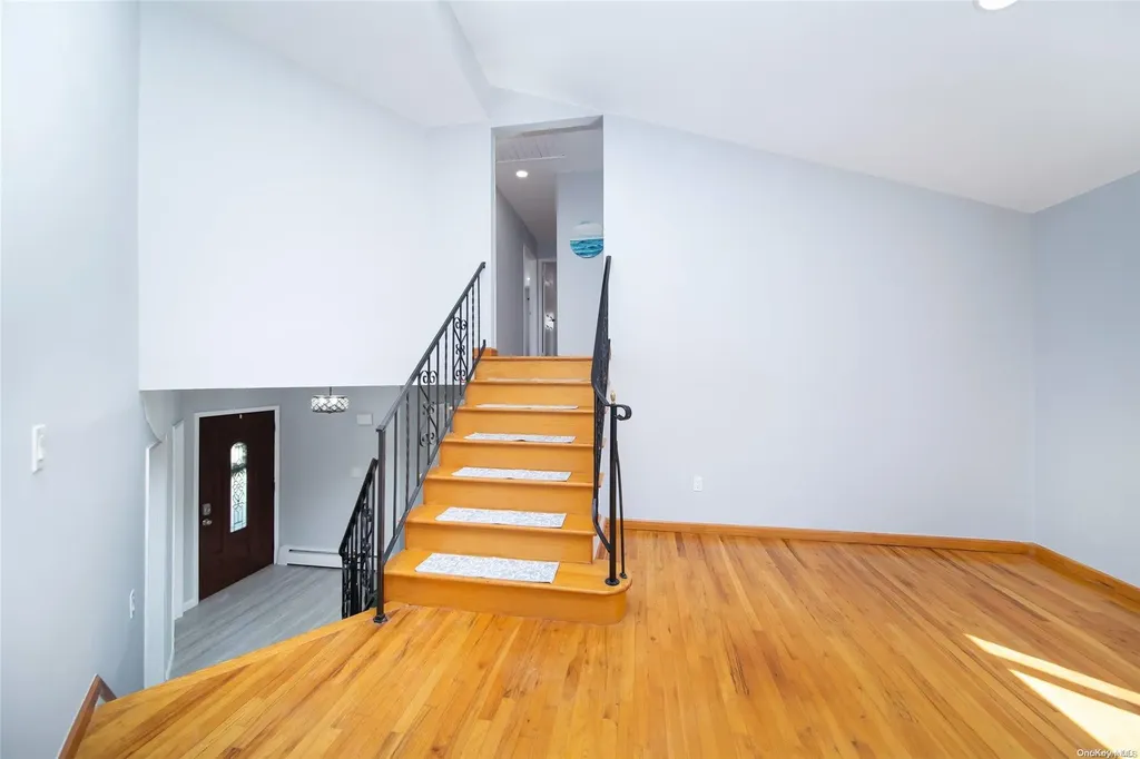 16 Hunt Place Bethpage NY 11714