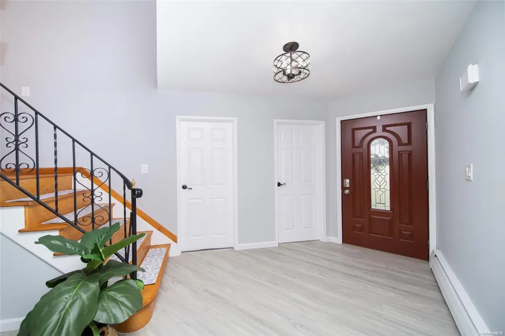 16 Hunt Place Bethpage NY 11714